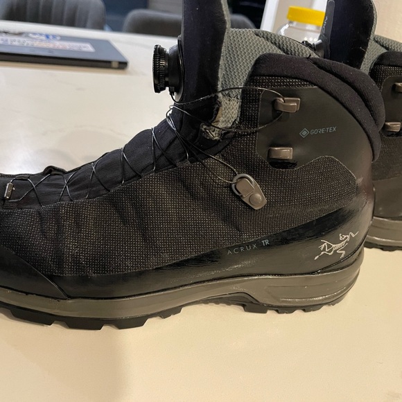 Like new Arc’teryx boot. Size 11.5 - Picture 2 of 4